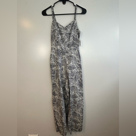 NWT Old Navy Black/White Palm Print Sleeveless Tank One Piece Jumpsuit Size XS - Picture 2 of 9